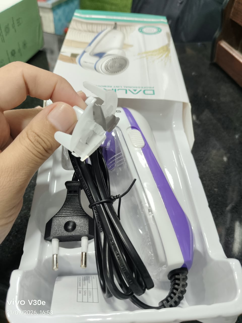 Daling DL-2016 Electric Lint Remover – Fabric Shaver for Sweaters, Shawls, Blankets & Sofa (Plug-in)